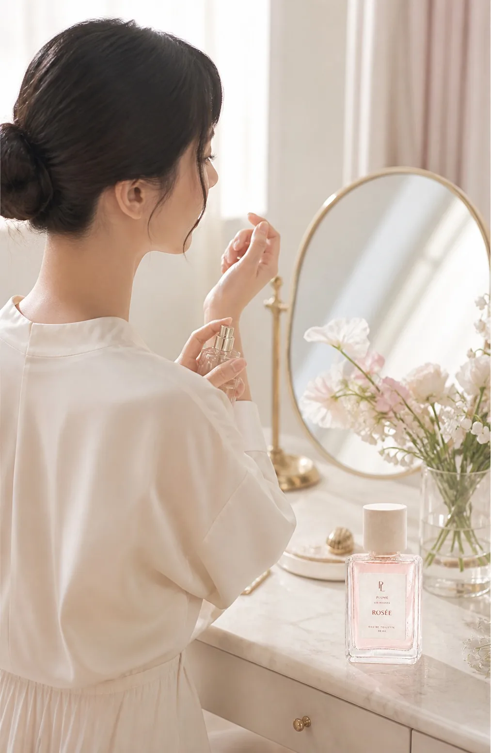 朝の支度でRoséeを手首にまとう女性
